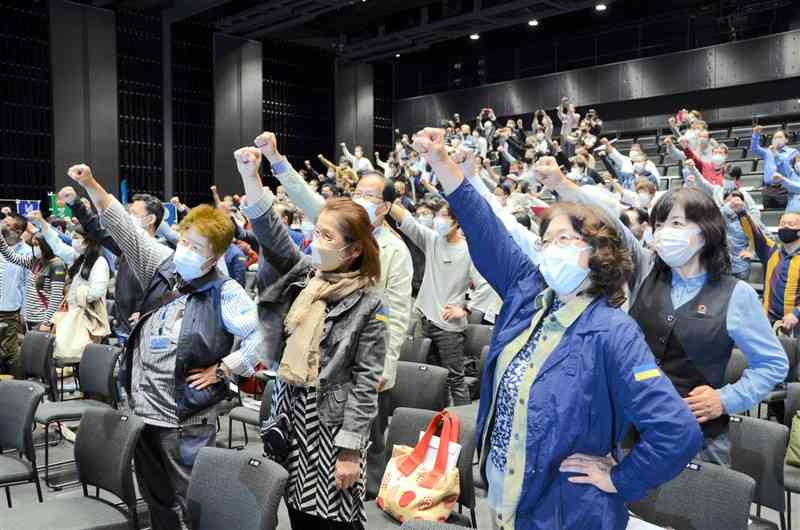 3年ぶりに労働者が集って開催されたメーデー県中央祭典のガンバロー三唱＝29日、熊本市中央区