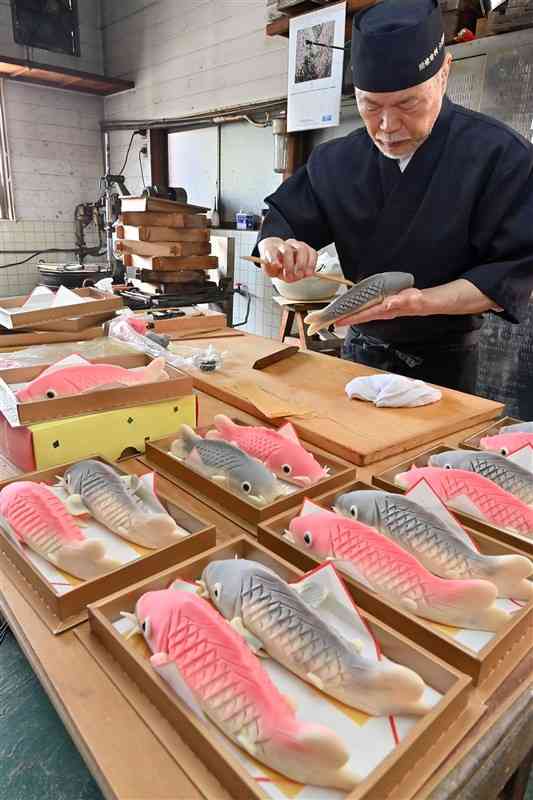 ピークを迎えた生和菓子の「出世鯉」作り＝4月29日午後、熊本市南区