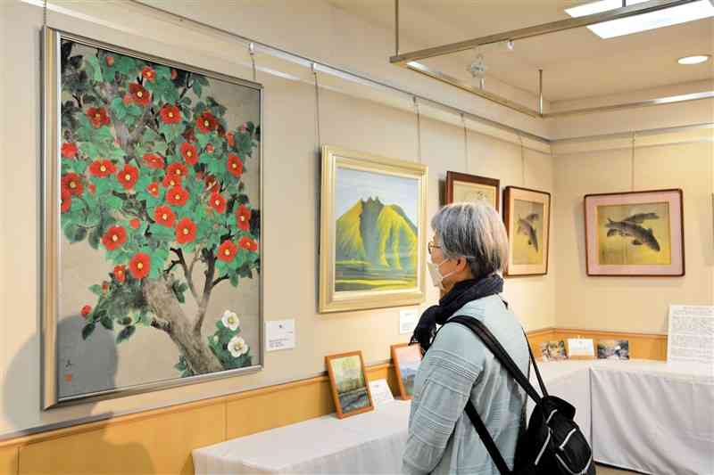 「がんと認知症の人の絵画展」に展示された堀本平さん、美都里さん夫妻の作品＝熊本市中央区