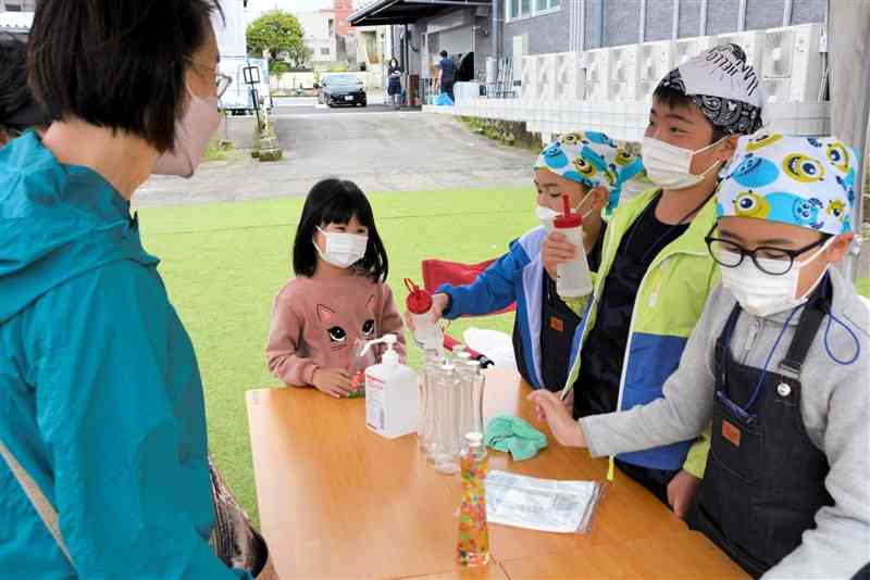 「人吉ちびっこ商店街」で接客する小学生＝人吉市