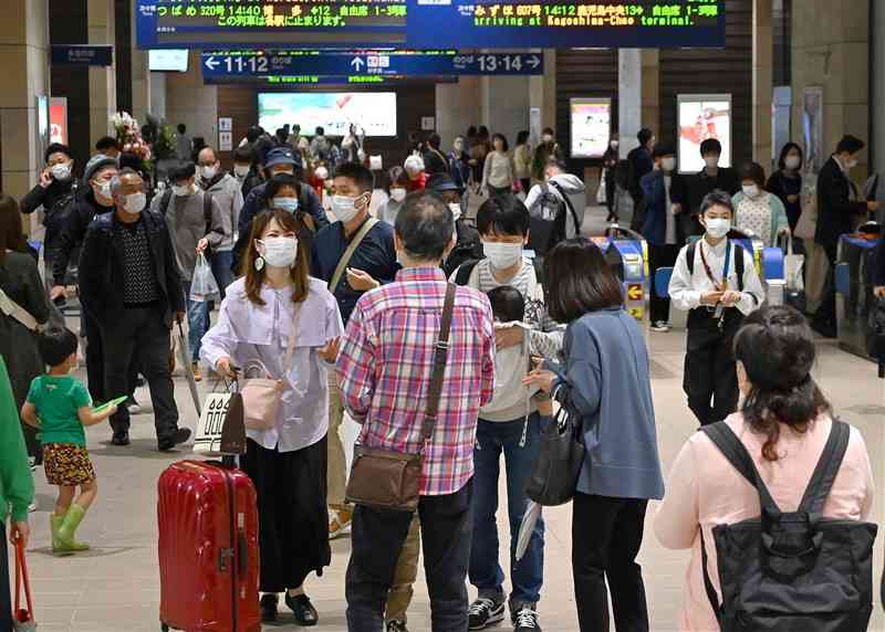 3年ぶりに新型コロナウイルスによる移動の自粛がない中での大型連休がスタート。JR熊本駅では、家族や友人らが久しぶりの再会を喜んだ＝29日午後、熊本市西区（石本智）