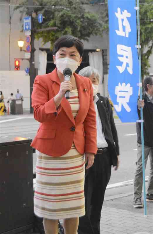 街頭演説で支持を呼びかける社民党の福島瑞穂党首＝29日、熊本市中央区