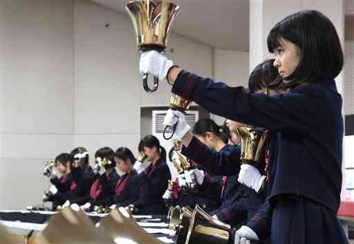 ハンドベルを演奏する生徒たち＝熊本市のルーテル学院高（2016年12月撮影、横井誠）