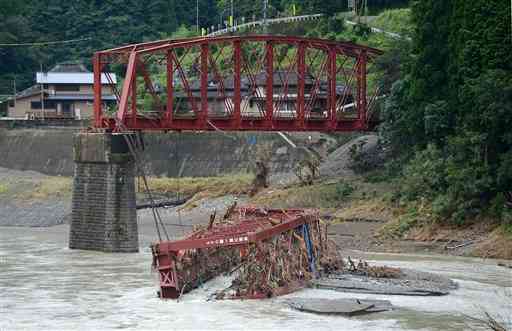 崩落した球磨川第一橋梁＝2020年７月、八代市坂本町