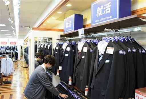 黒や紺の就活向けスーツが並ぶ紳士服大手ＡＯＫＩの熊本白山通り店＝熊本市中央区