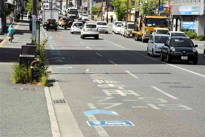 熊本市中央区で、バス専用レーンのカラー舗装が薄くなった市道