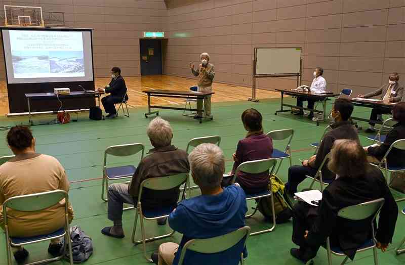 人吉市で開かれた球磨川水系河川整備計画の公聴会。5人の公述人が賛成、反対の立場で意見を述べた＝4月24日、同市（小野宏明）