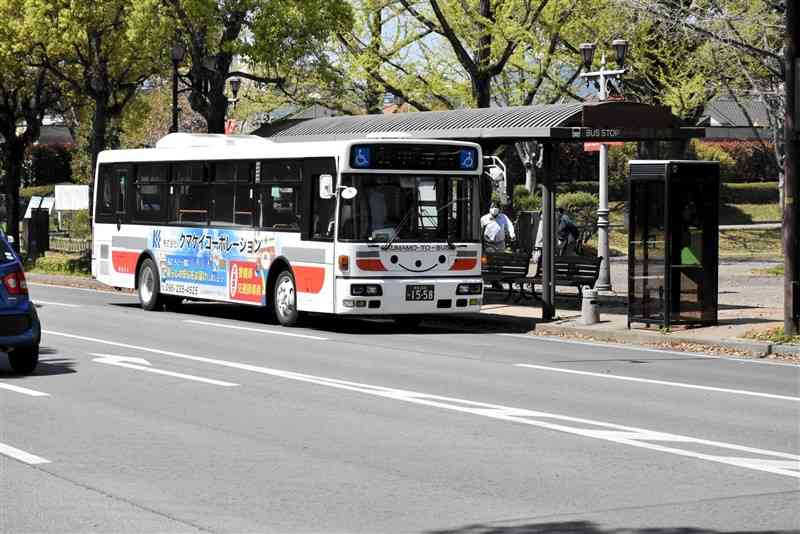 県庁通りを走る路線バス。県内バス5社は県庁通り方面を共同経営の対象に加えることを検討している＝熊本市