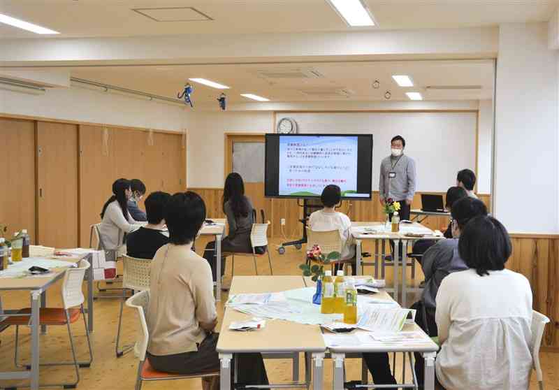 アグリが4月から定期的に始めた里親希望者向けの「陽だま里カフェ」＝熊本市中央区