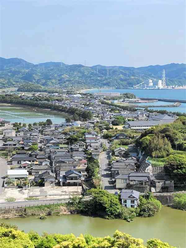 富岡城跡から見下ろすと砂州であることがはっきり分かる。右奥に見えるのは九州電力苓北火力発電所