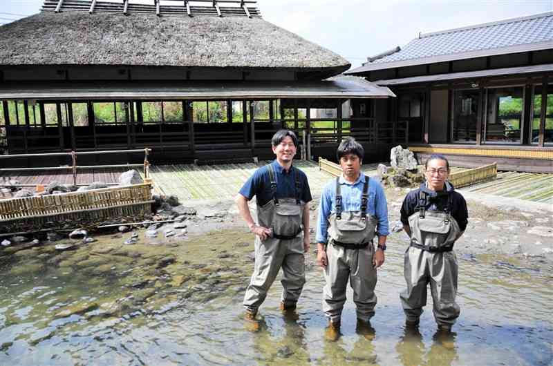 新たにやな場を運営する大滝祐輔さん（中央）らパレットのメンバー＝甲佐町