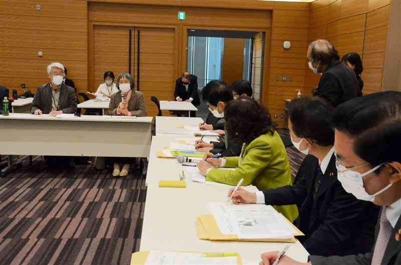 衆院議員会館であった水俣病被害者と国会議員との意見交換会。住民健康調査の早期実施を求める声が被害者側から上がった＝4月19日、東京