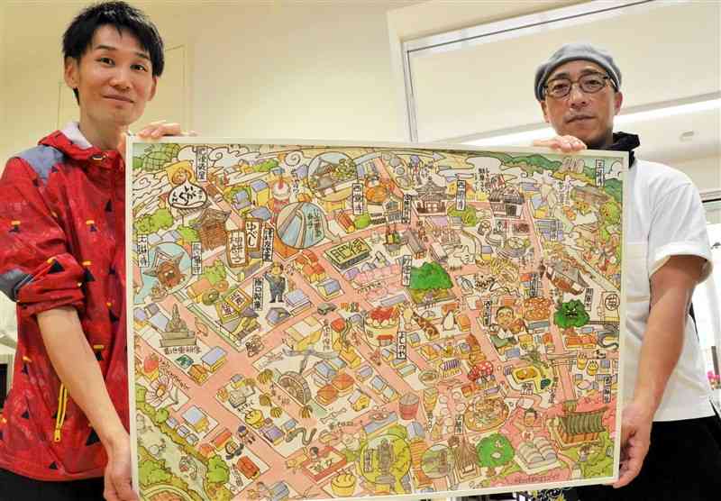 完成したイラストマップを持つ森田雅史さん（左）とJEROさん＝菊池市