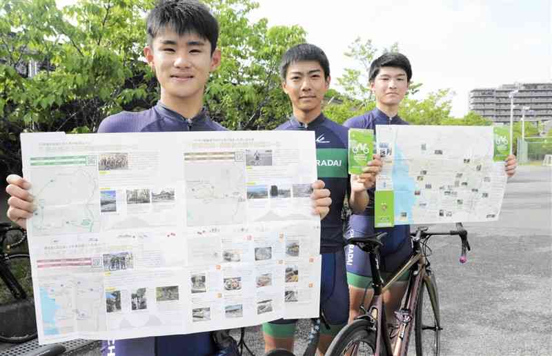 上級者向けサイクリングコースを紹介した千原台高自転車競技部の部員ら＝熊本市西区
