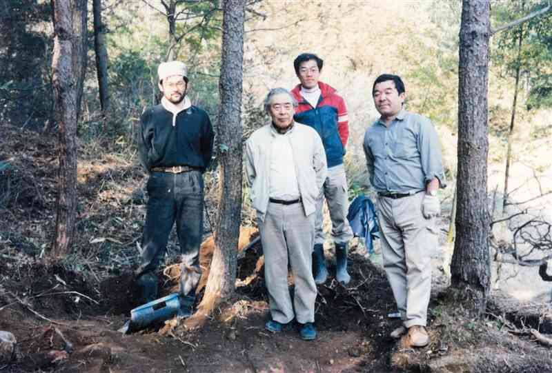 清造山製鉄遺跡の現場で、中央に潮見浩先生、左が筆者。後日、中央のヒノキを切って叱られた