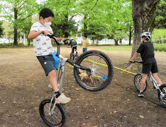 バイシクルトライアルを楽しむ子どもたち＝熊本市東区