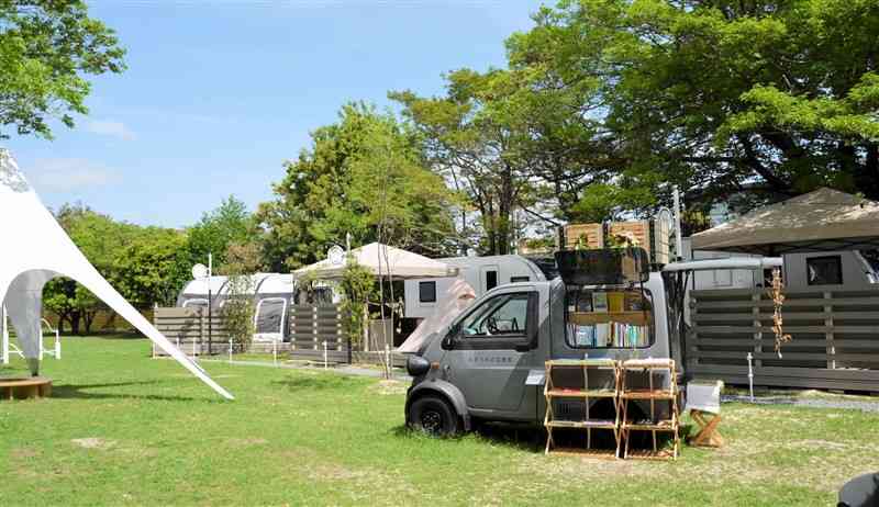 水前寺江津湖公園利活用・保全計画に基づいて、同公園にオープンした民間のグランピング施設「ON　THE　PARK」