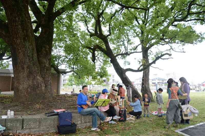 大クスの下で約2年半ぶりに開かれた「0円ショップ」＝大津町