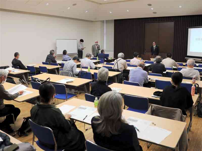 西南戦争遺跡の調査に関する発表があった肥後考古学会の例会＝熊本市中央区