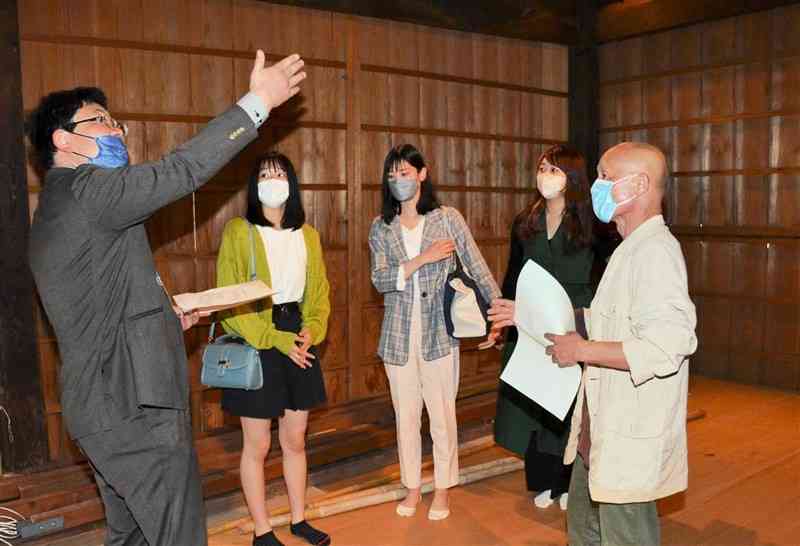 能場の内部を下見するゼーロンの会の上村清彦代表（右端）ら＝菊池市