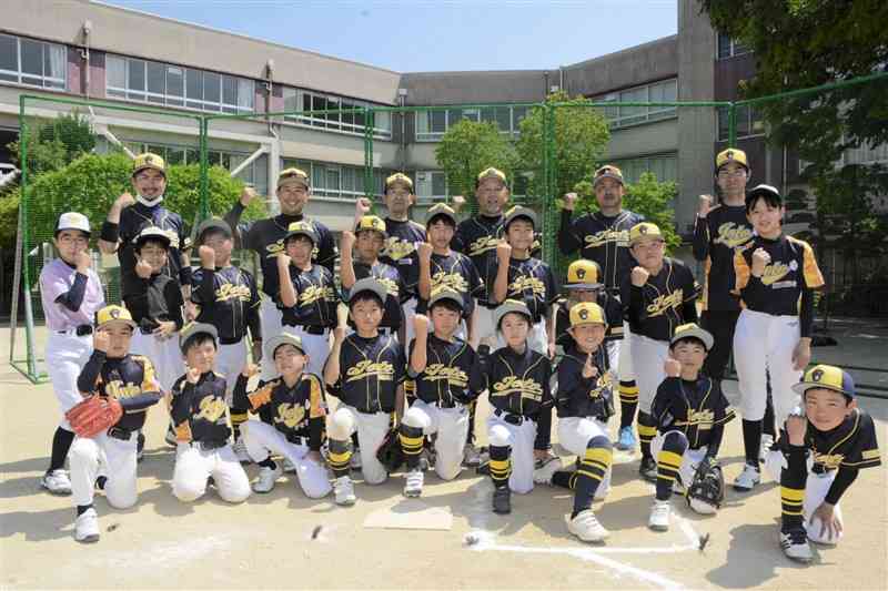 城東小校区に約30年ぶりに復活した野球クラブ「城東ベースボールクラブ」のメンバー＝熊本市中央区