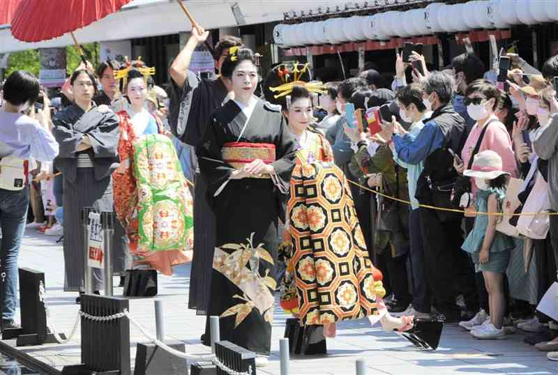 観光客の前を練り歩く花魁役の女性ら＝熊本市中央区