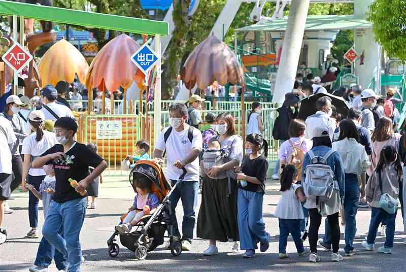 家族連れなどでにぎわう熊本市動植物園＝3日午後、同市東区（後藤仁孝）