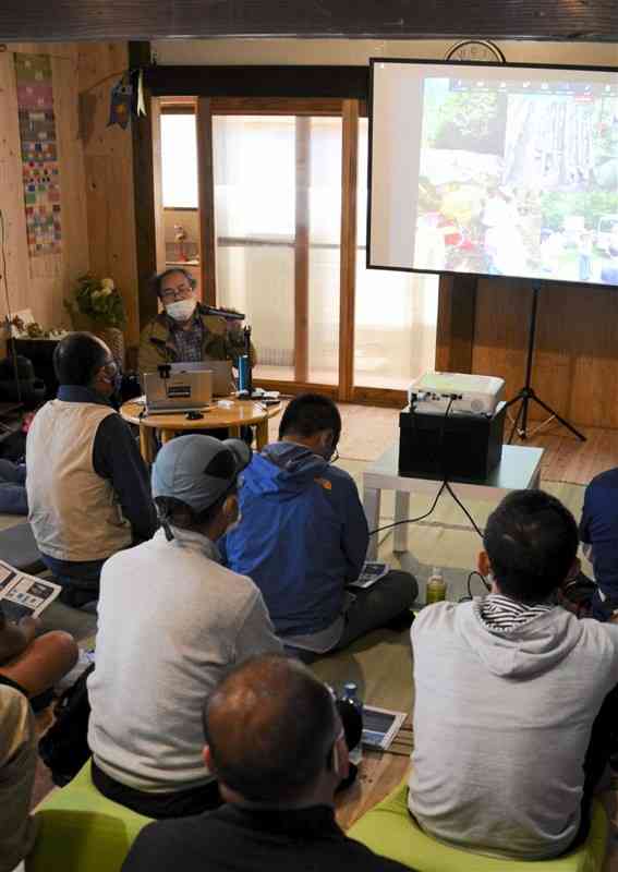 自伐型林業を中心にした鳥取県智頭町の地域づくりをテーマにした学習会＝八代市