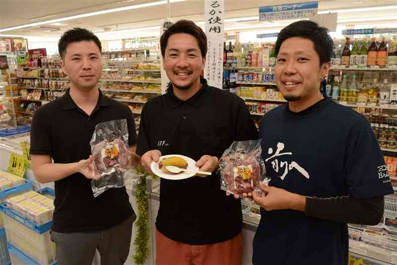 「冷凍焼き芋」を開発したカライモ農家ら。写真右から宇野竜生さん、古庄利康さん、畠田理久さん＝大津町