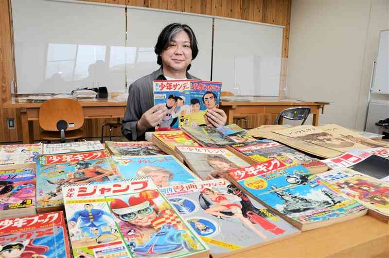 少年・少女漫画誌などあらゆる雑誌の創刊号を集める藤田崇さん＝合志市