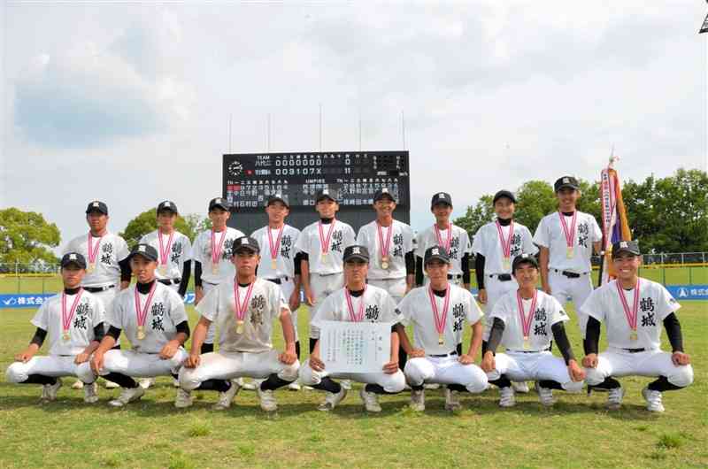 第28回熊日旗城南地区中学生軟式野球大会で連覇を果たした宇土鶴城A＝八代市