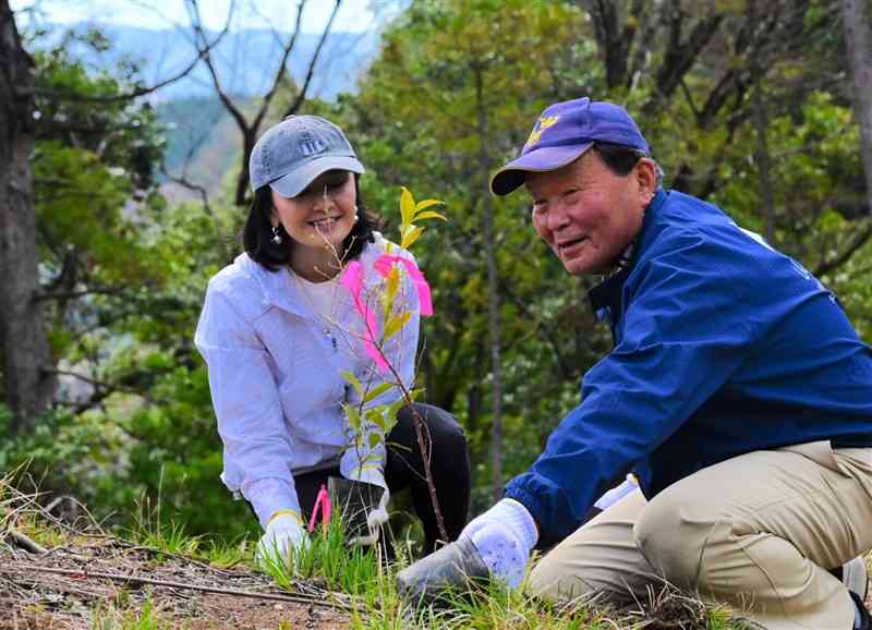 スギ伐採跡地に広葉樹を植林するロクシタン日本法人の木島潤子社長（左）と梅田穰山都町長＝山都町