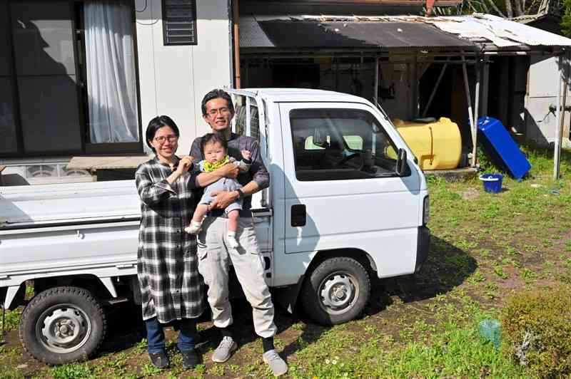 4月に新規就農した谷藤晃宏さん、聡乃さん夫婦と長男信太郎ちゃん＝山都町