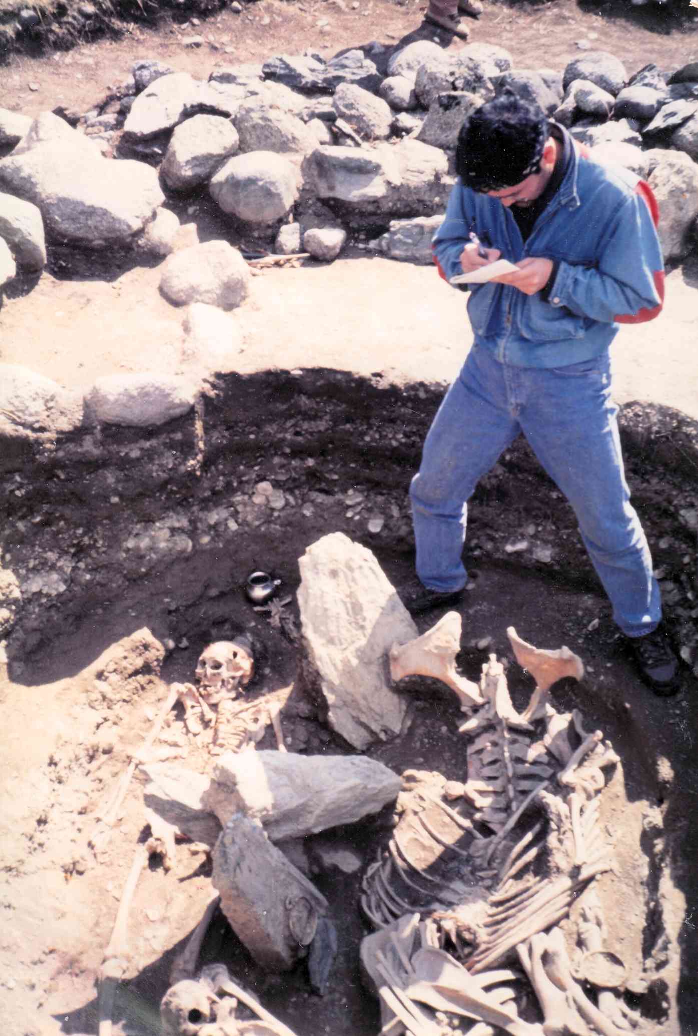 ウコック高原で。青銅鏡と銀の壺をもった女性の人骨を発掘