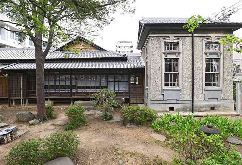 熊本地震で日本家屋の壁が剝がれ落ち、増築された洋館風建物の接合部分が損傷するなどした「夏目漱石内坪井旧居」。3月末に復旧工事を終えた＝6日、熊本市中央区（小野宏明）