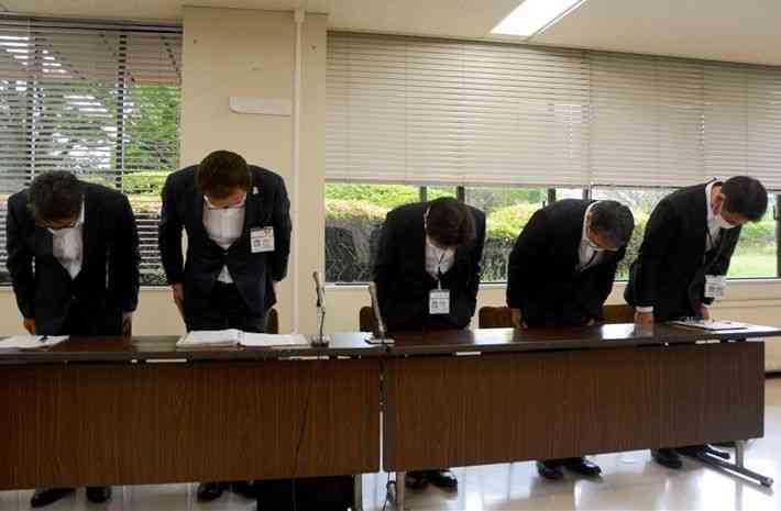 35施設で新たに違法な洗濯排水が見つかり、記者会見で頭を下げる熊本市幹部ら＝9日、市役所