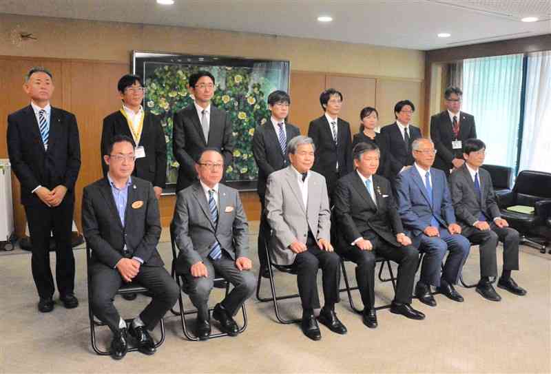 蒲島郁夫知事（前列左から3人目）を訪問し、感染症専門医の寄付講座について報告した熊本大の小川久雄学長（同4人目）＝9日、県庁