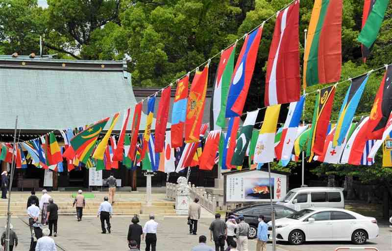 県護国神社の境内に掲げられた万国旗＝10日、熊本市中央区