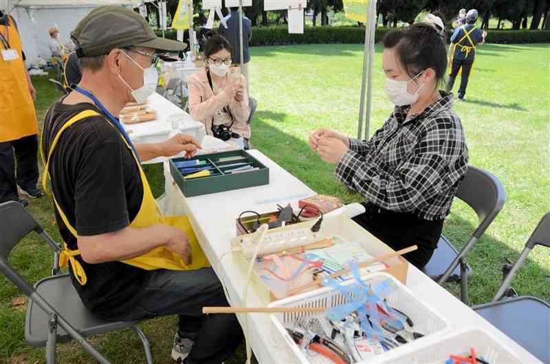 ワークショップでものづくりを楽しむ参加者ら＝熊本市中央区