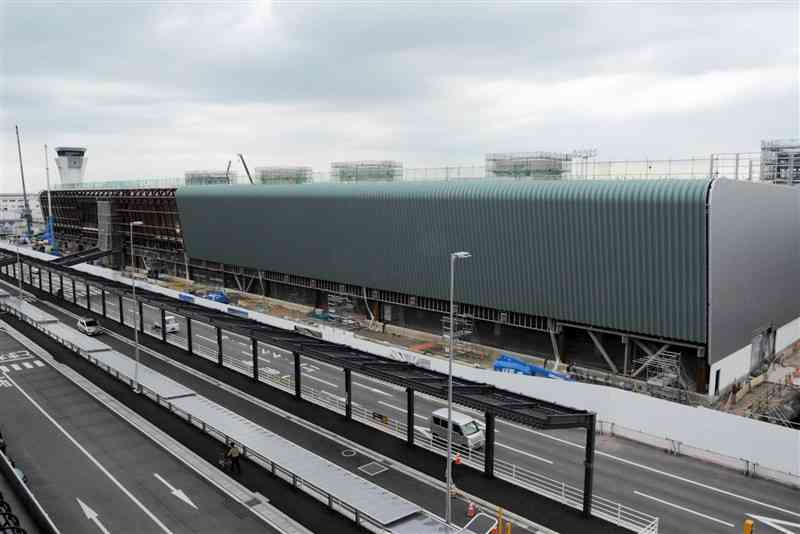 建設工事が進む熊本空港の新ターミナルビル＝10日、益城町（中村美弥子）