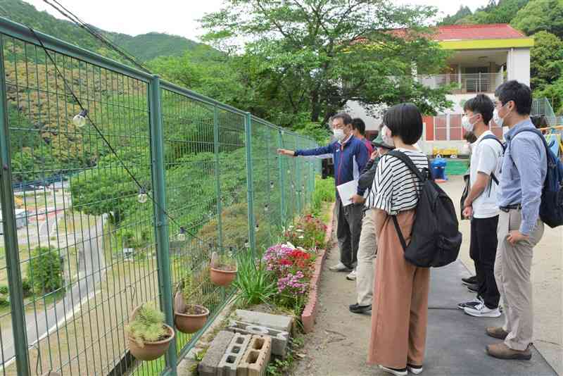 豪雨時に住民が避難した神瀬保育園で当時の状況を説明する多武義治さん（中央奥）＝球磨村