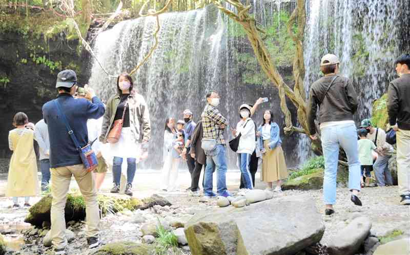 大型連休中の3日、多くの観光客が訪れた鍋ケ滝。この日は予約上限の1870人が来場した＝小国町