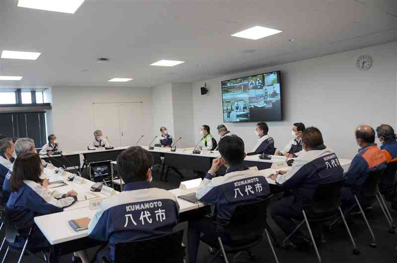 豪雨を想定した災害対策本部会議で、各支所から被害状況の報告を受ける八代市職員ら＝同市