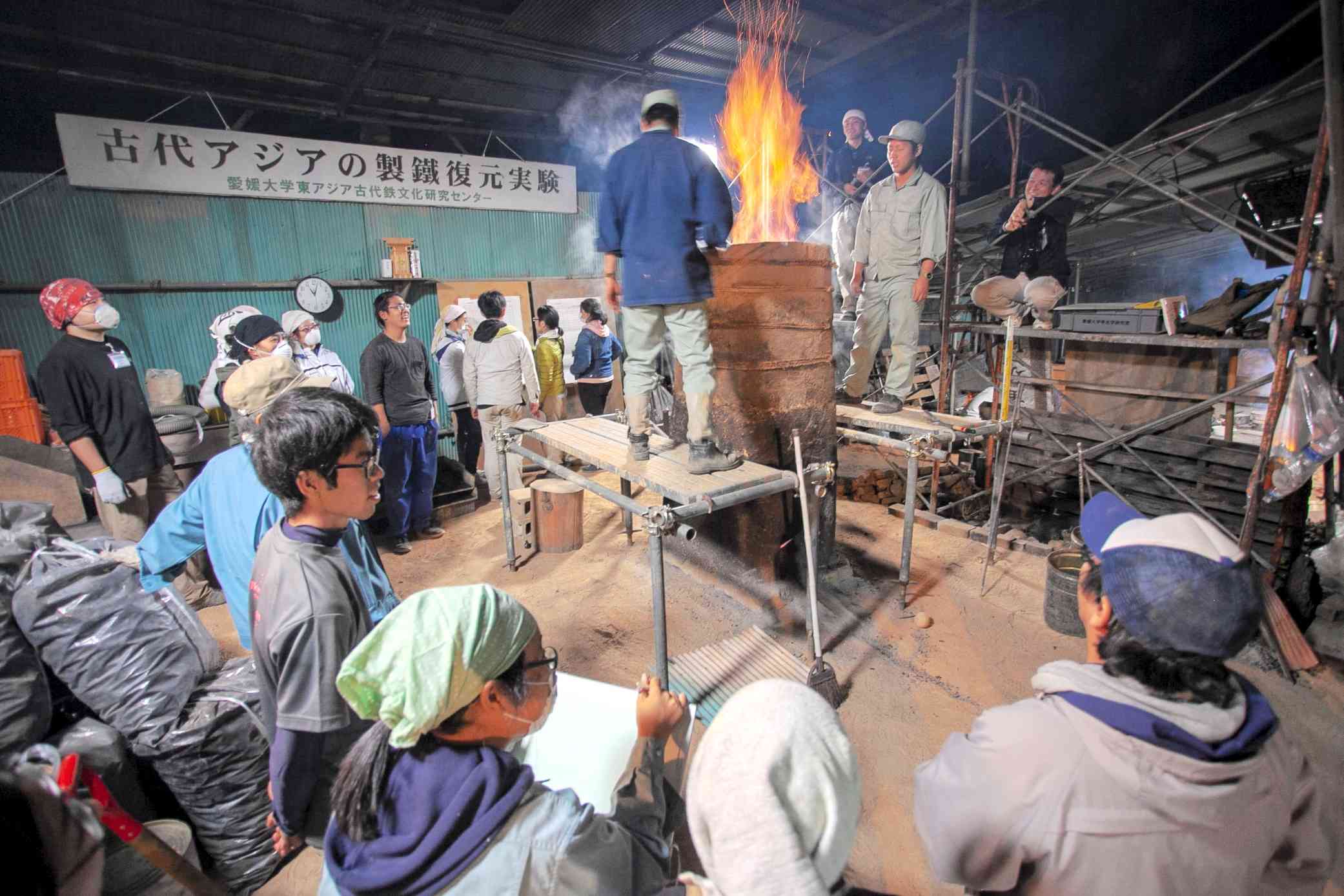 岡山県新見市の中世たたら実験場で愛媛大が行った製鉄復元実験