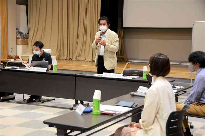 熊本市動植物園の「コレクションプラン」の策定に向け、議論する委員ら＝同市東区