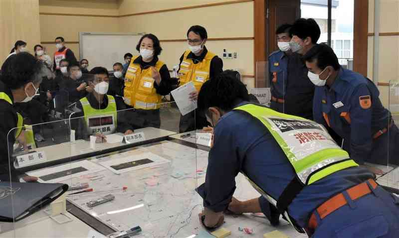 人員の配置について協議する災害対策本部の町職員ら＝あさぎり町