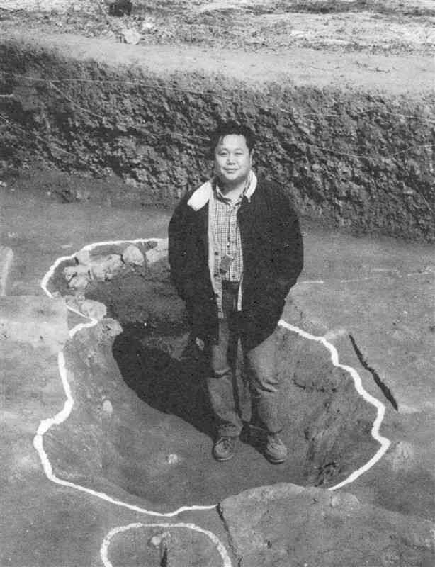 韓国・沙村遺跡の製鉄炉に立つ孫明助さん（筆者撮影）