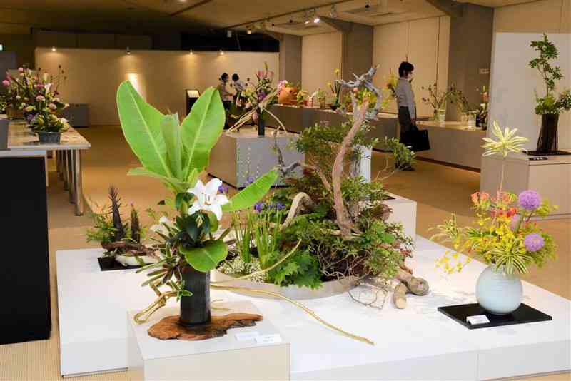 収蔵品を花器に用いた作品が並ぶ「城下町を彩る　いけばな展」＝熊本市中央区