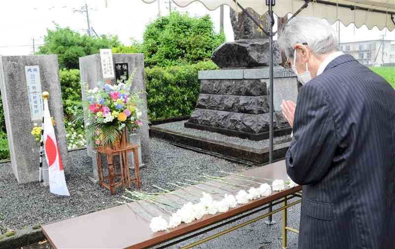 慰霊碑に手を合わせる元少年飛行兵の前田祐助さん＝菊池市