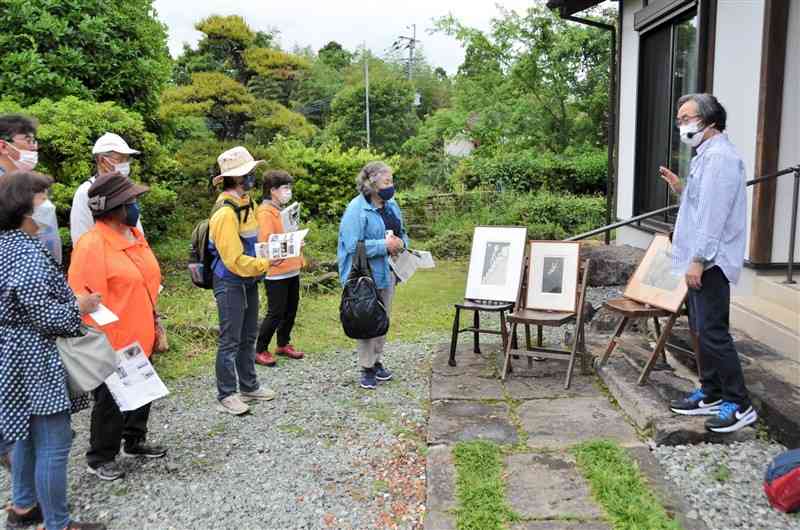 浜田知明さんの生家跡で、作品の説明を聞くフットパスの参加者ら＝御船町